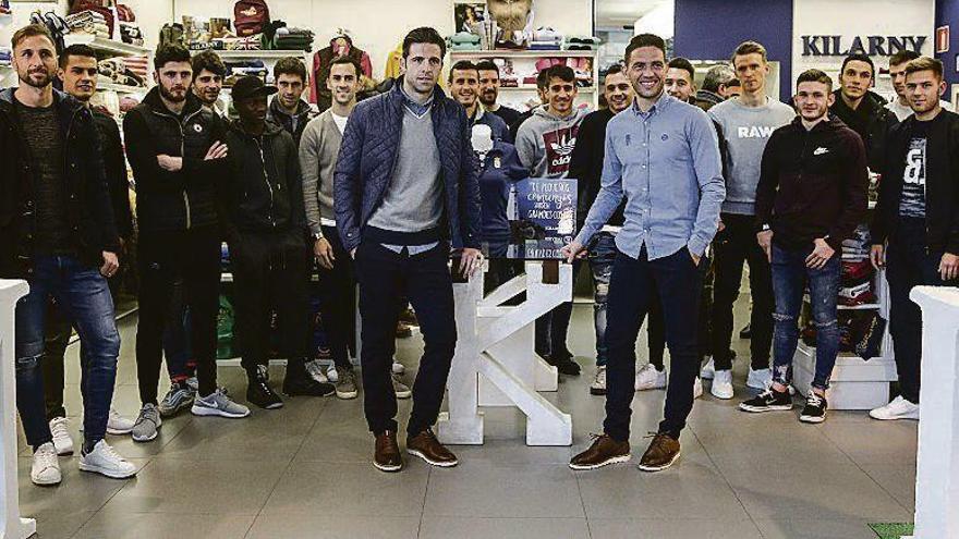 Los jugadores del Oviedo, con Verdés y Rocha en primer término, ayer, presentado la nueva línea de ropa del club.