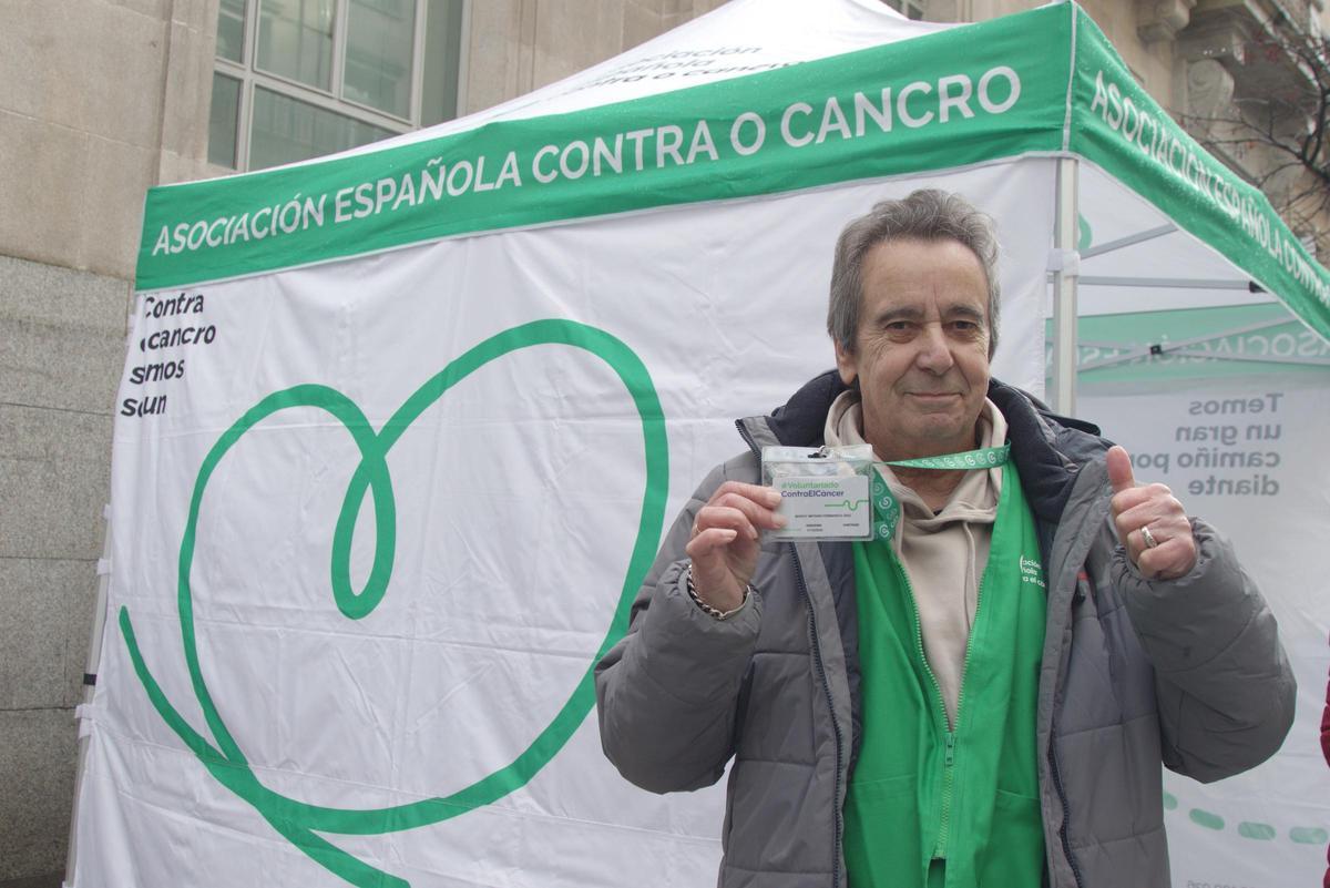 Marco Antonio Fernández Díaz, frente a la carpa informativa de AECC Ourense, de la que es voluntario.