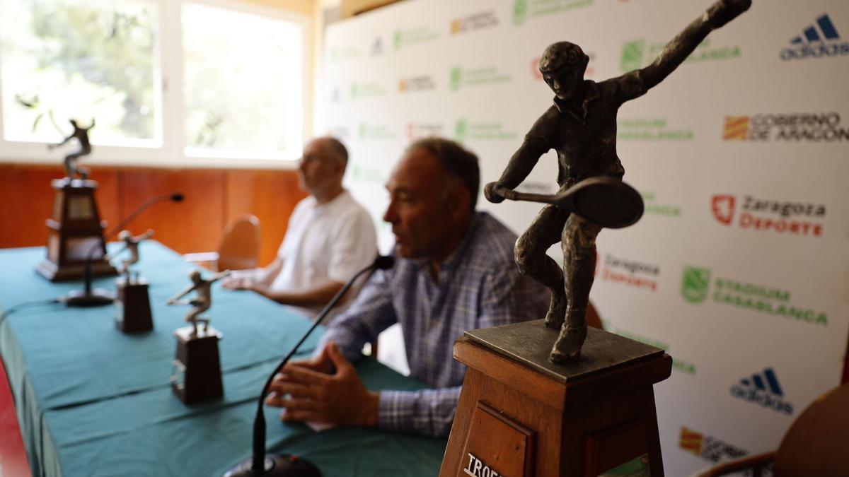 Jesús Roses y David Caballero, con el Trofeo Manuel Alonso en la presentación del Campeonato de España infantil.