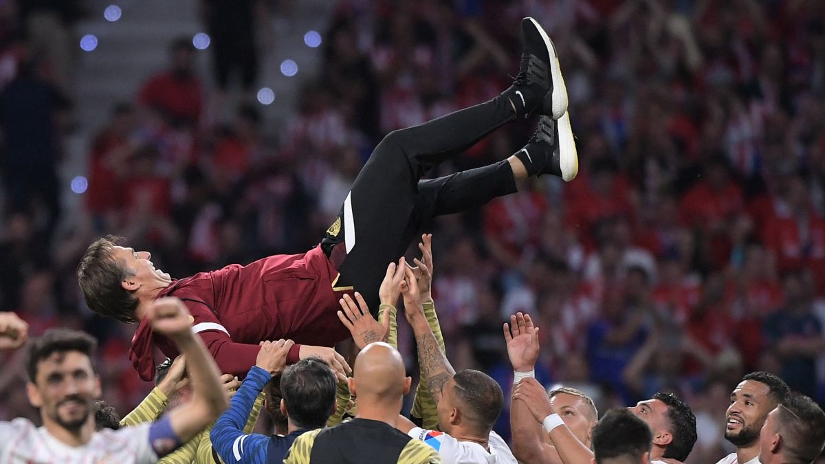 Lopetegui fue manteado tras el punto que certificó su presencia en la Champions | AFP