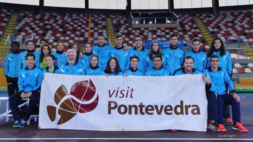 Integrantes de la Sociedad Gimnástica presentes en Riazor. // FdV