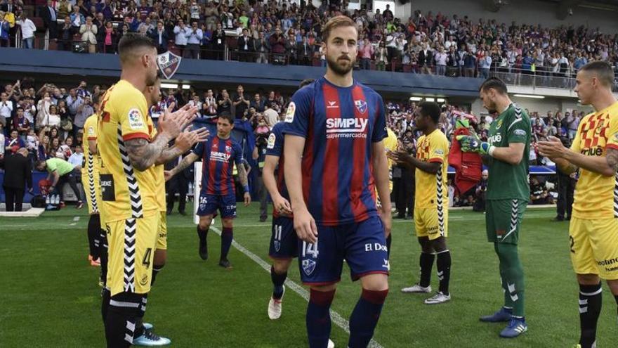 El Huesca salta a El Alcoraz con los jugadores del Nàstic haciéndole pasillo.