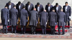 Vatican City (Vatican City State (Holy See)), 26/04/2025.- Pallbearers carry the coffin during the funeral Mass of Pope Francis in Saint Peters Square in Vatican City, 26 April 2025. Pope Francis passed away on Easter Monday, 21 April 2025, at the age of 88. (Papa) EFE/EPA/RICCARDO ANTIMIANI