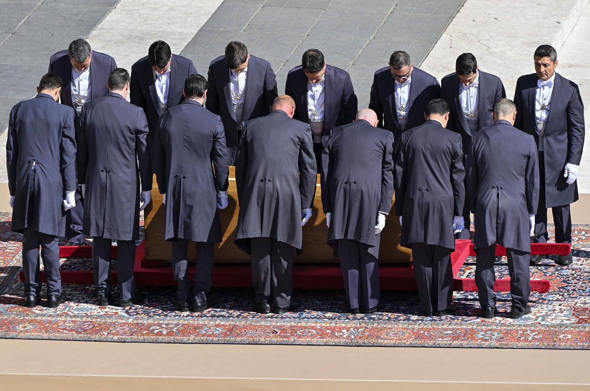 Vatican City (Vatican City State (Holy See)), 26/04/2025.- Pallbearers carry the coffin during the funeral Mass of Pope Francis in Saint Peter's Square in Vatican City, 26 April 2025. Pope Francis passed away on Easter Monday, 21 April 2025, at the age of 88. (Papa) EFE/EPA/RICCARDO ANTIMIANI
