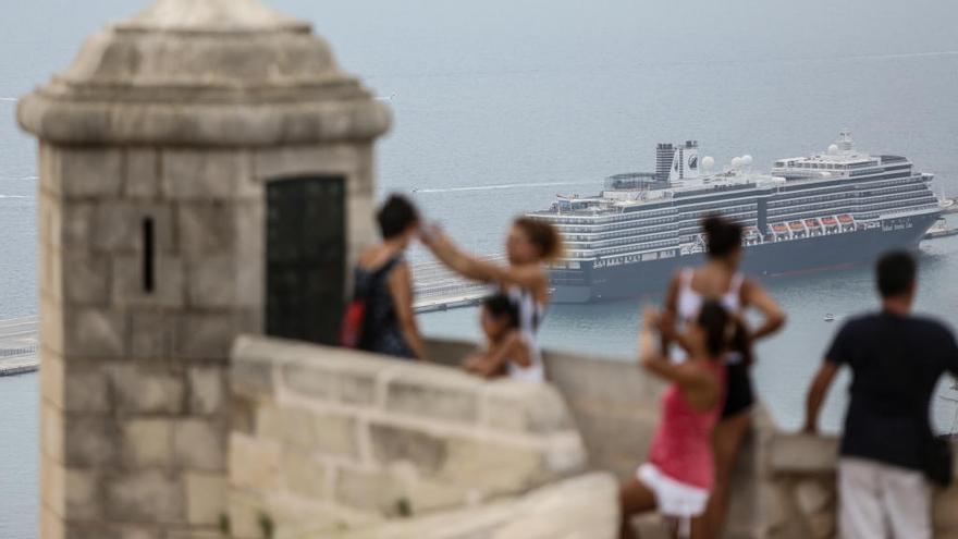 Alicante recibe el primer crucero del año con 2.700 turistas alemanes