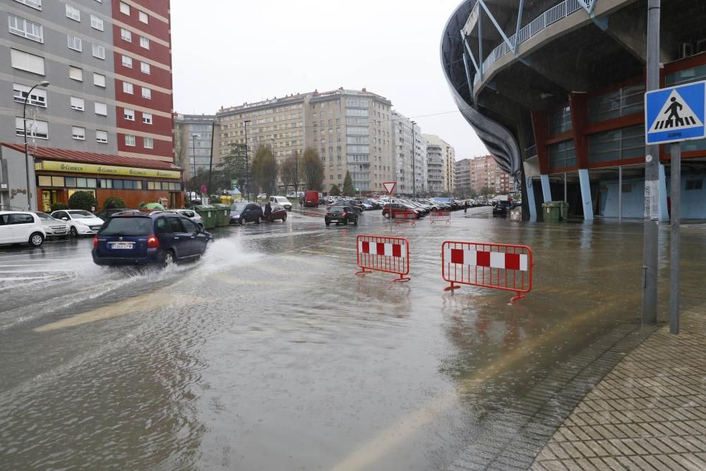 La intensa lluvia dejó balsas en las calles de Vigo