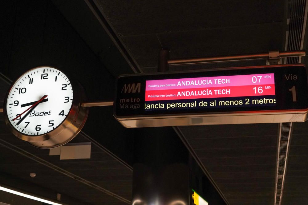 Reparto de mascarillas en la estación de metro del Perchel y en la estación de Cercanías María Zambrano, este lunes con el reinicio de la actividad laboral no esencial.