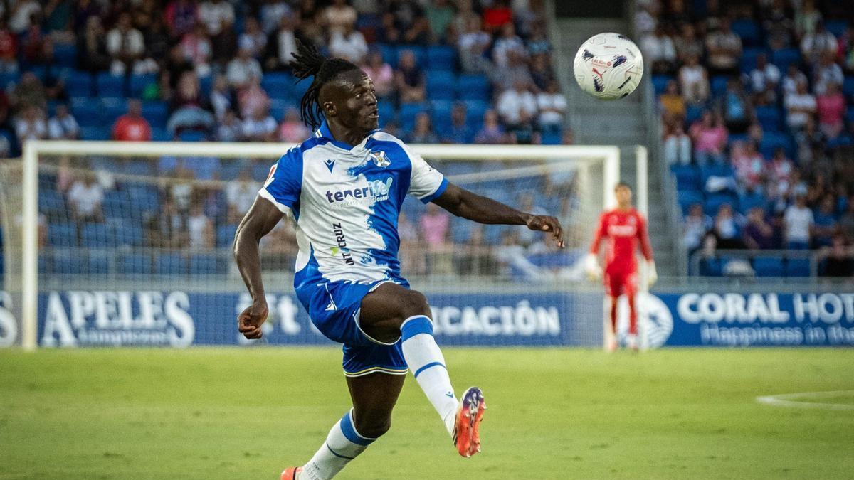 Baba, durante el partido entre CD Tenerife y Sporting.