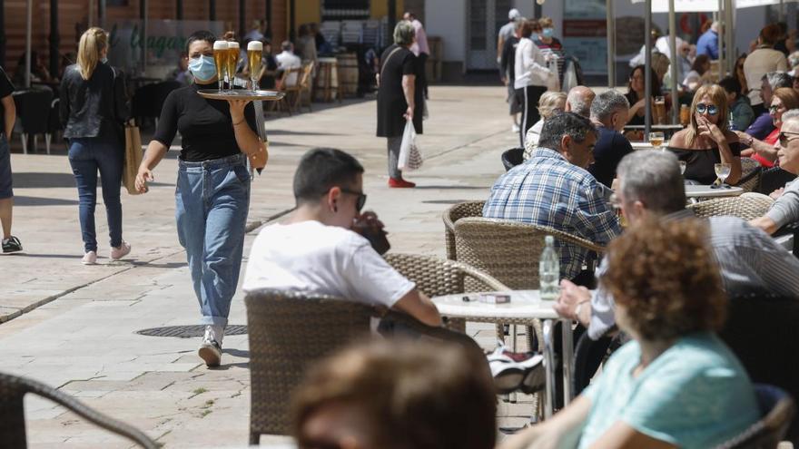 Ambiente de terrazas en la plaza de los Hermanos Orbón de Avilés