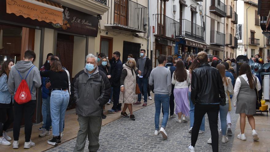 Aspecto de una de las calles principales de Morella en el día de Pascua.