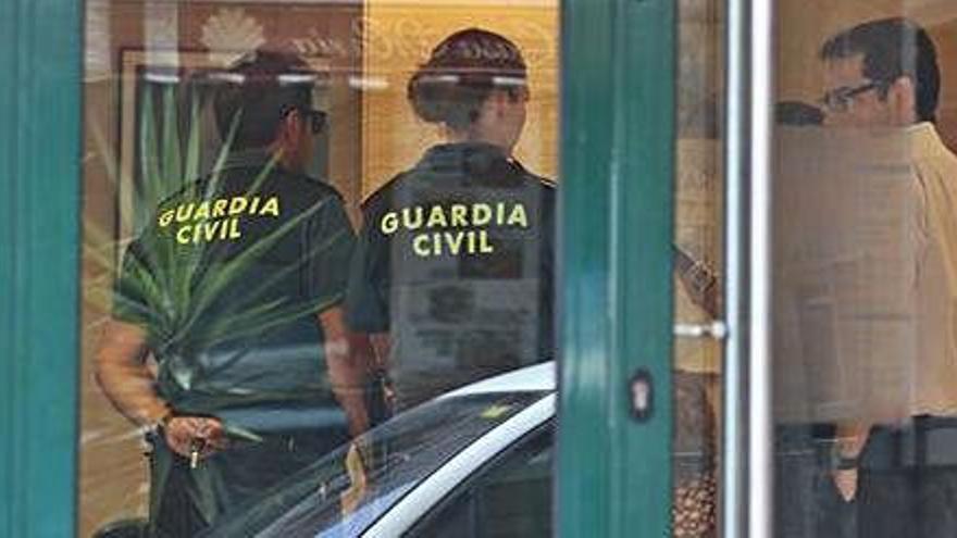 Agentes de la Guardia Civil en la sucursal de Banca March de Sant Antoni.