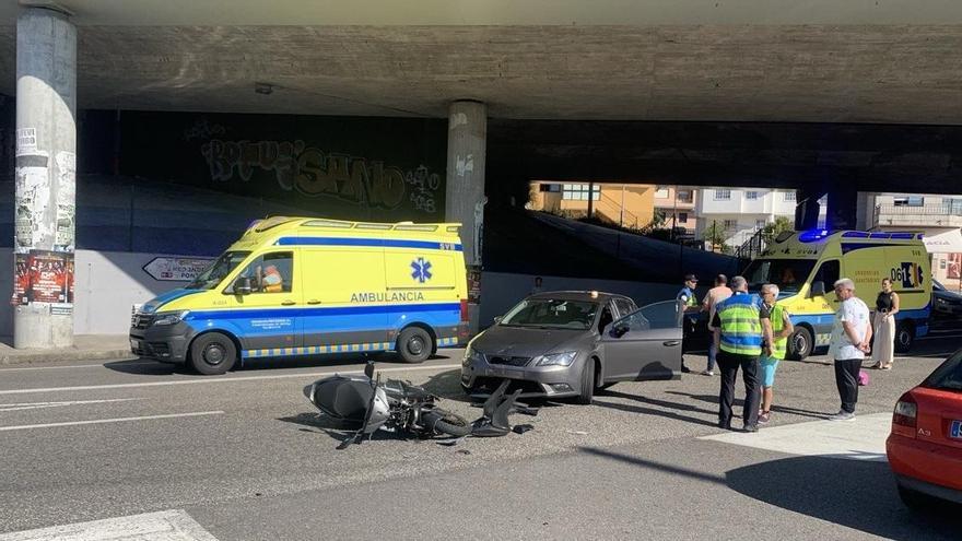 El coche y la moto en el lugar del accidente, en la avenida de Redondela.