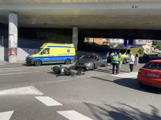 Una motorista, herida en una colisión contra un coche en Chapela
