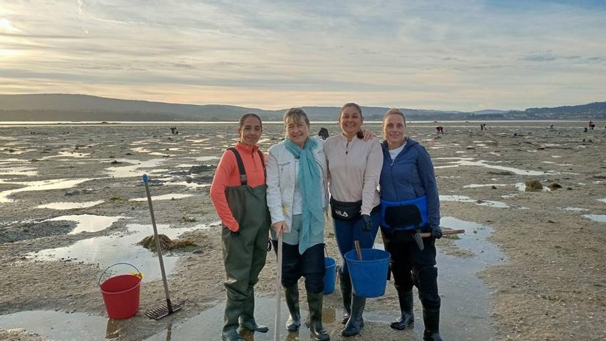 Loli Rodríguez, en la zona intermareal de A Toxa, con varias mariscadoras.