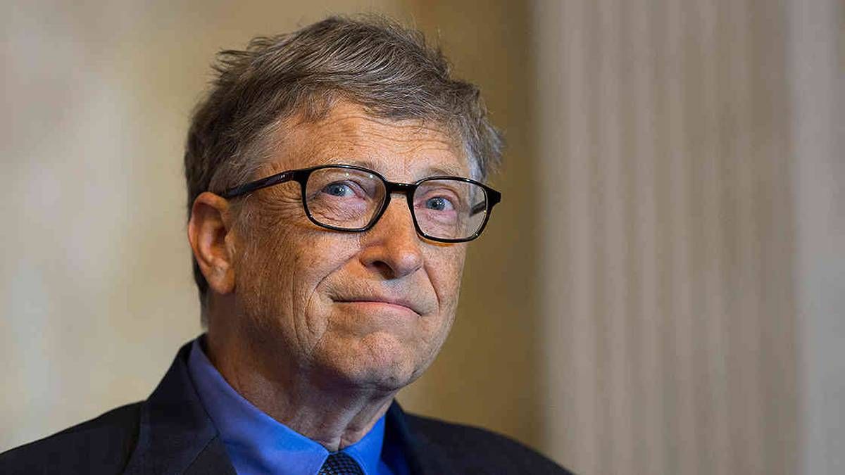 Bill Gates recibe la vacuna del coronavirus y desata el cachondeo en Twitter