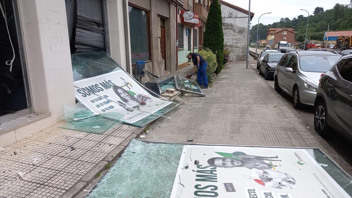 Así quedó la sucursal bancaria destrozada con explosivos en Piloña