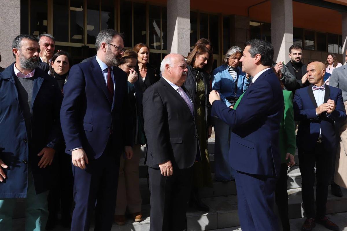 El alcalde habla con el presidente del Parlamento andaluz, Jesús Aguirre, y el delegado del Gobierno, Adolfo Molina.