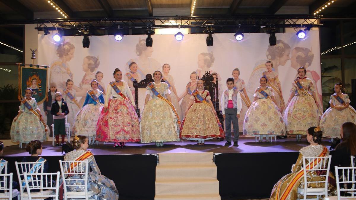 Las falleras mayores, Teresa Moreno y Marina Bodí, disfrutaron de la velada con su corte de honor.