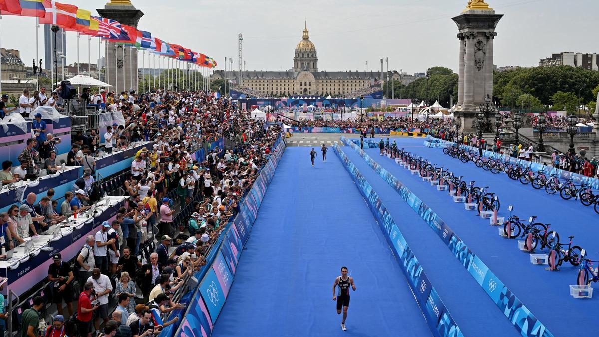 El francés Pierre le Corre finalizando su prueba en el triatlón masculino de los Juegos de Paris 2024