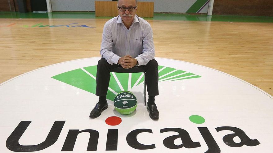 El presidente del club, Eduardo García, posa en la cancha de Los Guindos.