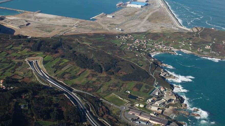 Vista aérea del puerto exterior y su autovía de acceso, junto a la que pasarán el poliducto y la vía férrea.