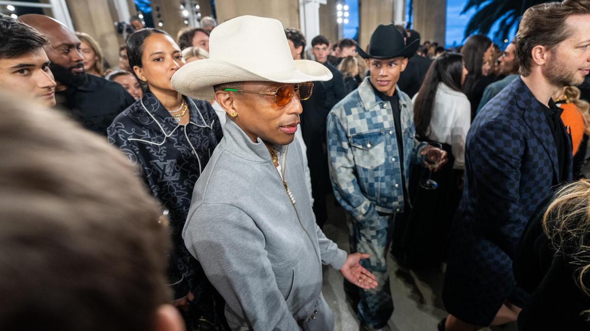 Pharrell Williams, director creativo de la línea masculina de Louis Vuitton, en el desfile del Park Güell.