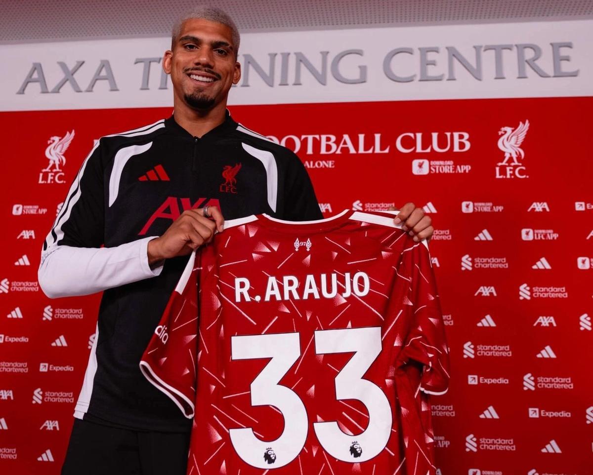 Araujo exhibe su nueva camiseta con el 33.
