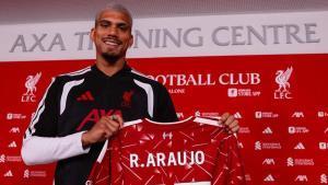 Araujo exhibe su nueva camiseta con el 33.