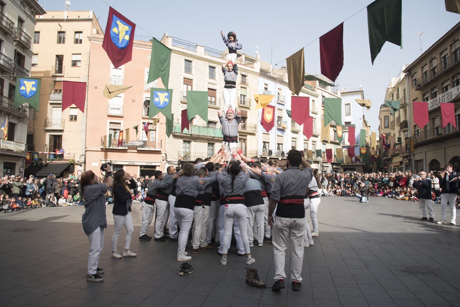 La imatgeria i els Tirallongues es llueixen enmig d'una plaça Major plena per la Festa de la Llum