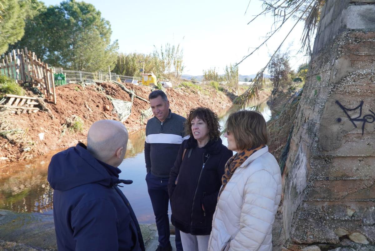 Las alcaldesas de la Pobla y Rafelguaraf, como Polo, durante la visita.