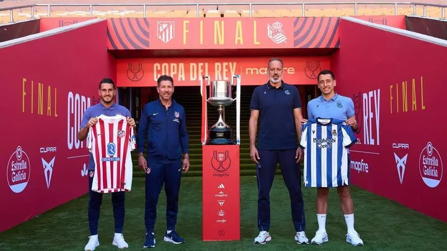 Entrenadores y capitanes posan con la Copa del Rey