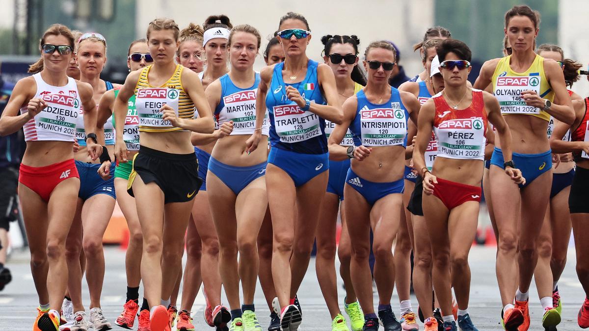 María Pérez, junto a la doble campeona Ntrismpioti