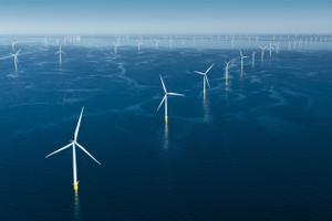 Un parque de energía eólica marina flotante operado por Orsted en Dinamarca.