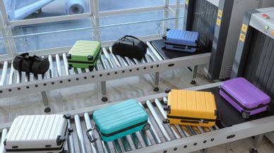 El color de tu maleta es determinante: así son las que salen primero de la bodega del avión