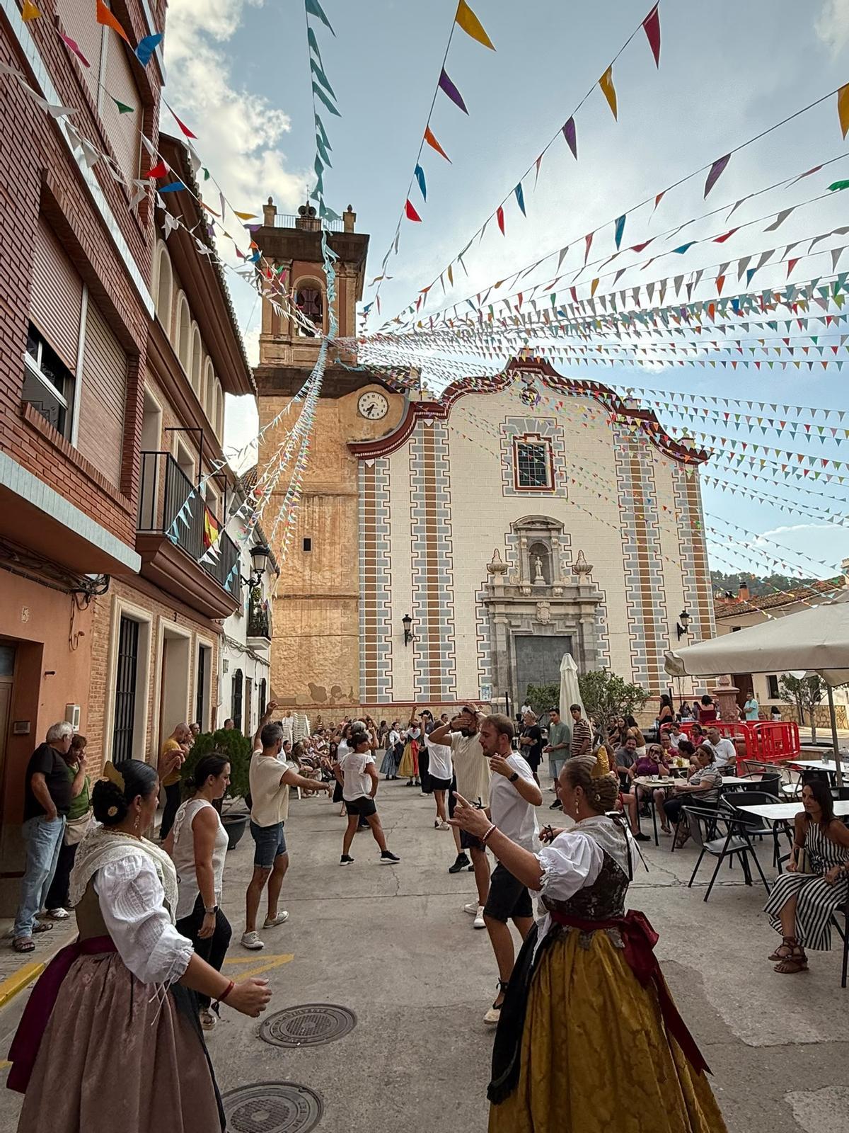 Un momento del Ball de Plaça a Petrés