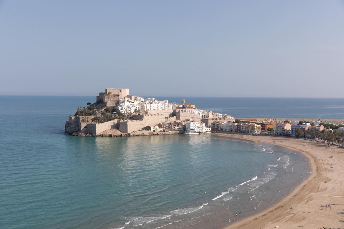 Playa Norte de Peñíscola con el Castillo del Papa Luna de fondo