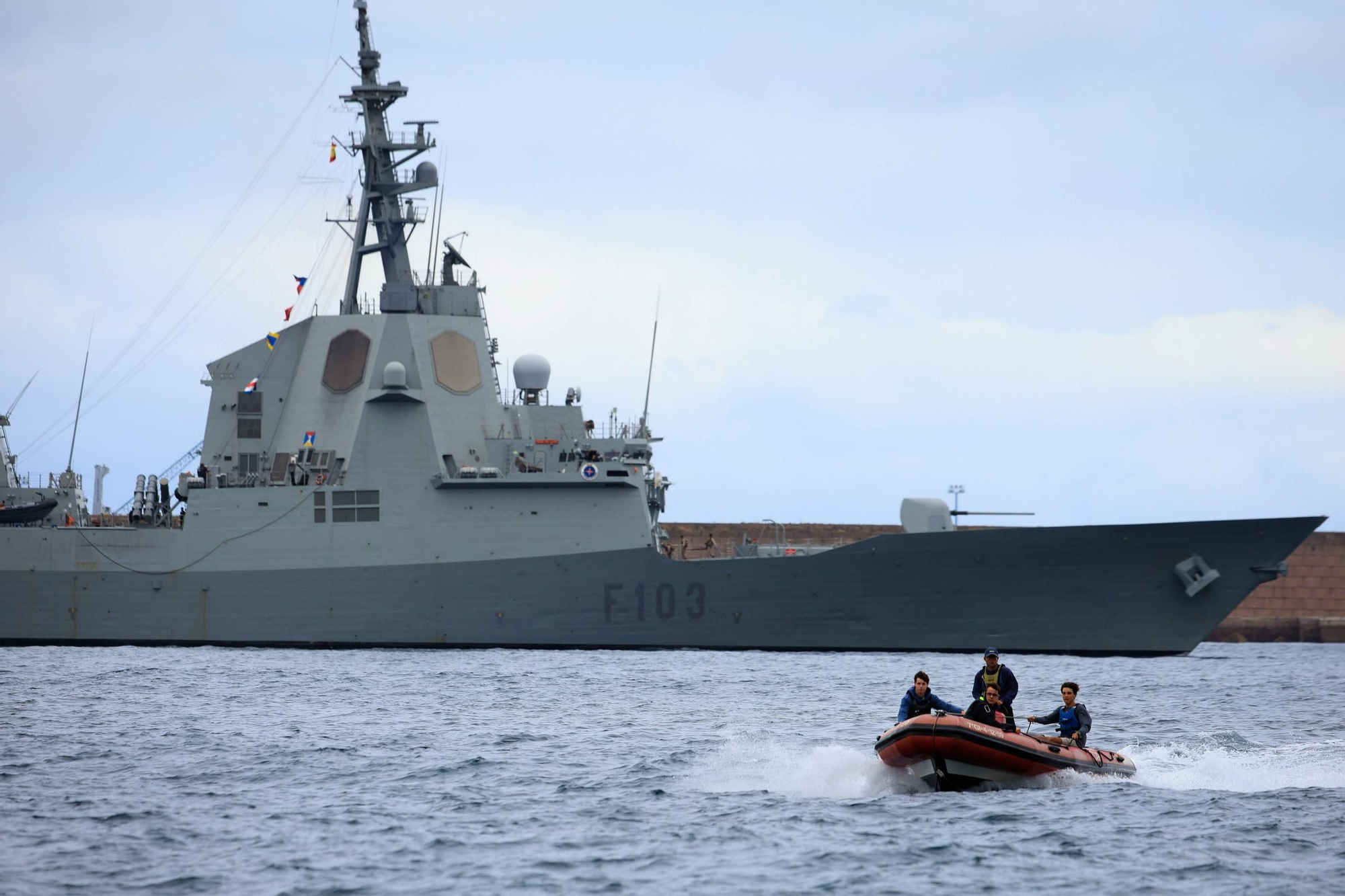 En imágenes: así se despidieron más de 40 embarcaciones del "Elcano" y la "Blas de Lezo" surcando la costa de Gijón