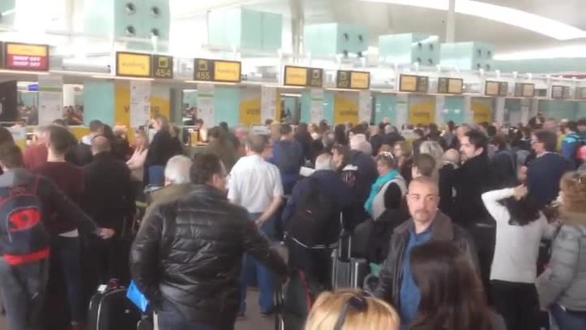 Pasajeros afectados por las cancelaciones de vuelos en El Prat. 