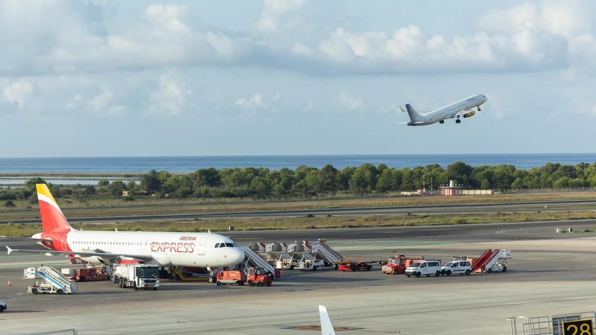 Un avión en el momento del despegue, en el aeropuerto de Ibiza.