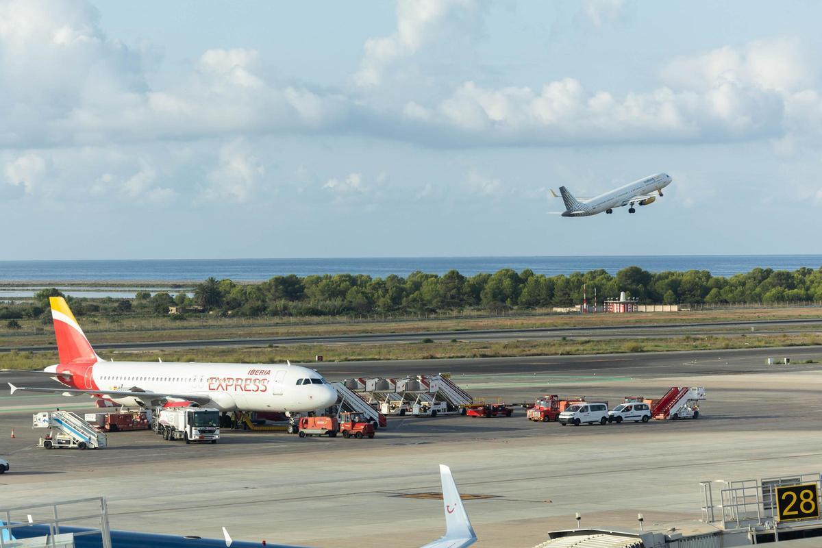 Un avión en el momento del despegue, en el aeropuerto de Ibiza.