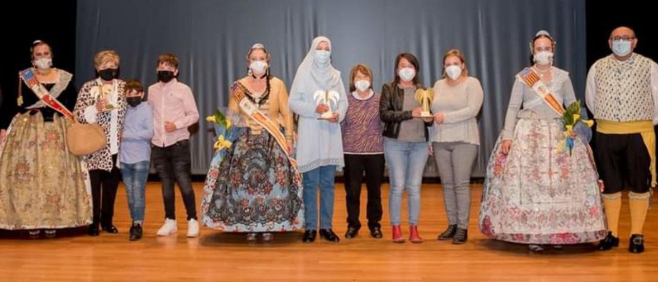 Los premiados junto a  los representantes de la Falla la Palmera. | CARMEN GUILLÉN