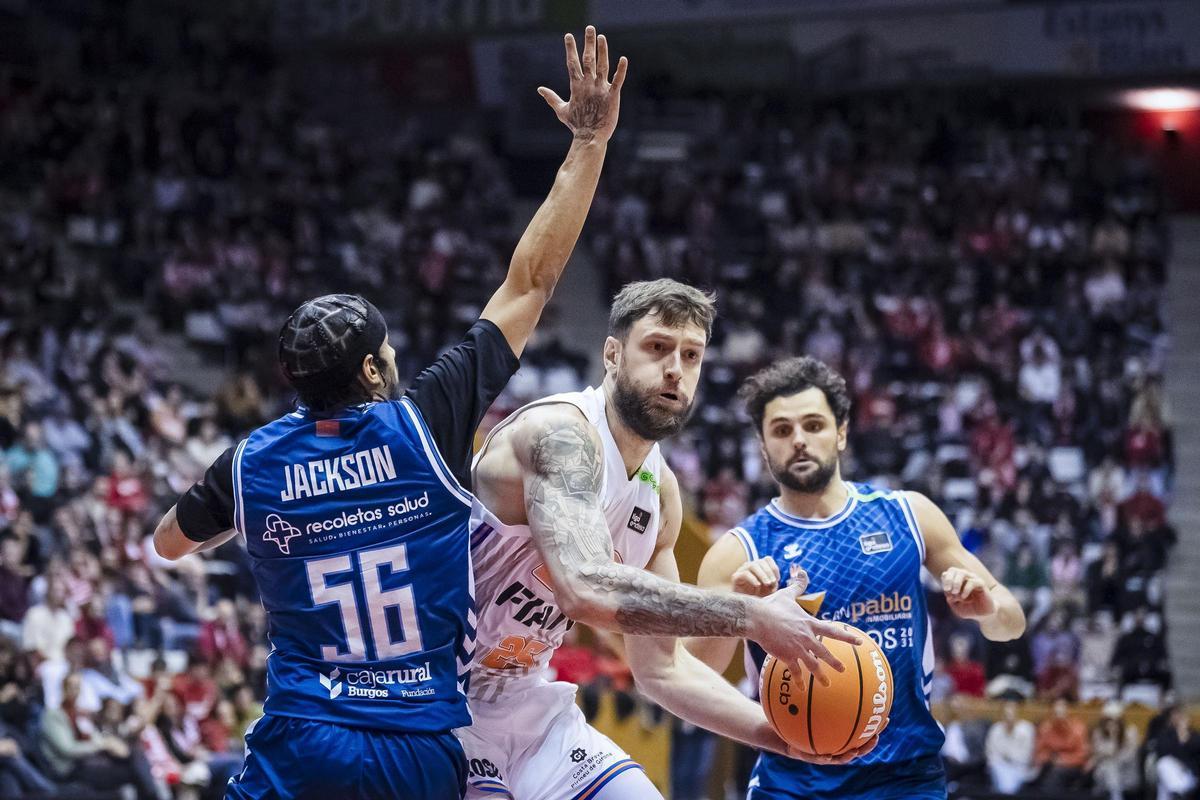 Maric en una jugada del Girona-Burgos de dissabte