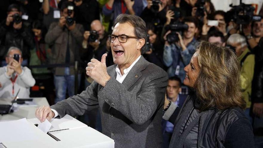 Mas, en el momento de votar, junto a su esposa, el 9-N de 2014. // Reuters