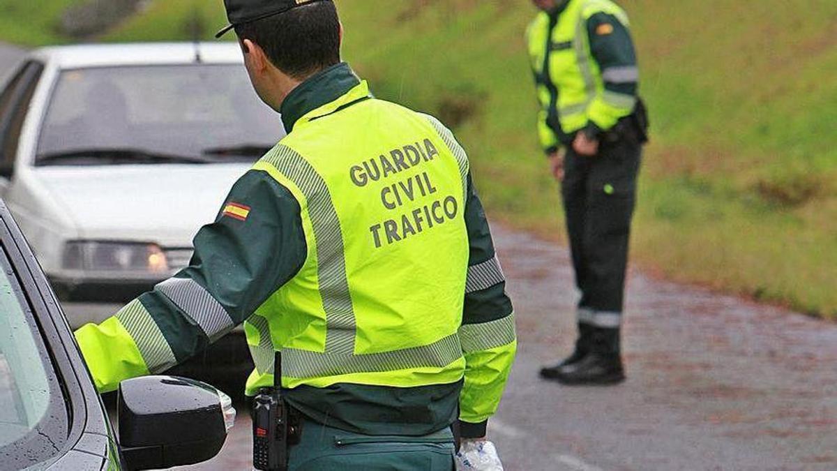 La Guardia Civil ya vigila los maleteros en busca de este spray obligatorio: hasta 200 euros de multa por no llevarlo