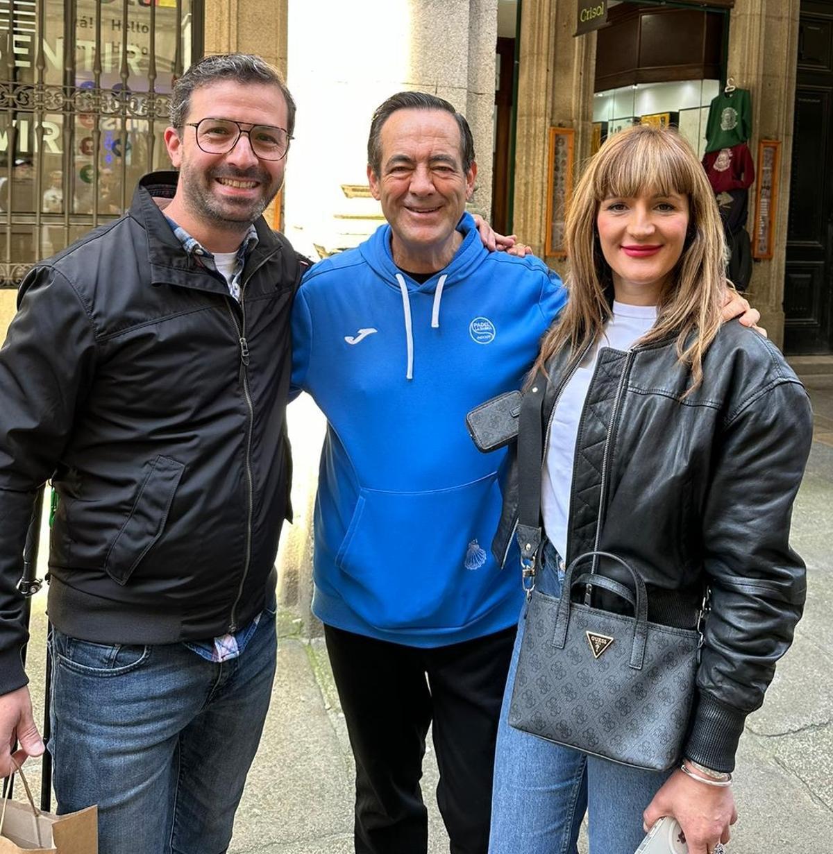 José Bono (c.), con Orlando y Sara, dos turistas de San Sebastán, ayer, en la Rúa do Vilar, en el casco histórico de Santiago