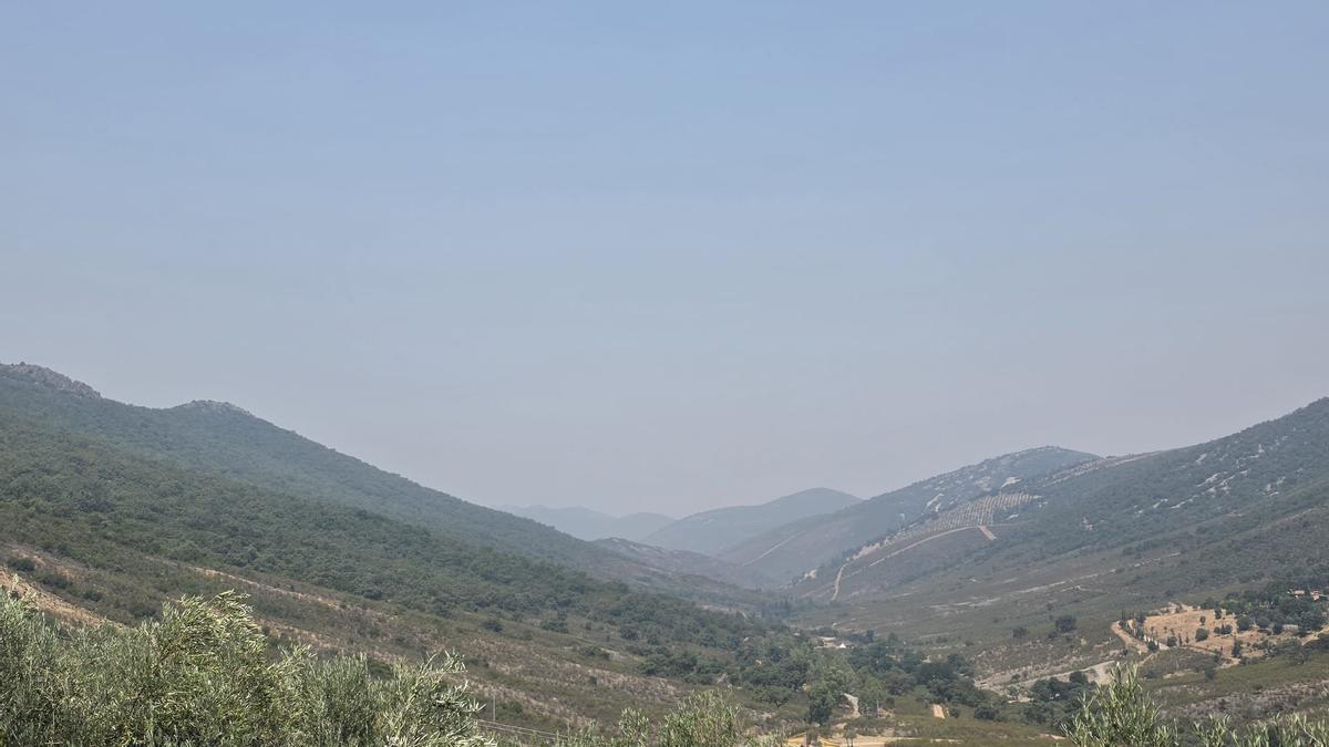 Galería | La nube de humo que cubre varios municipios extremeños