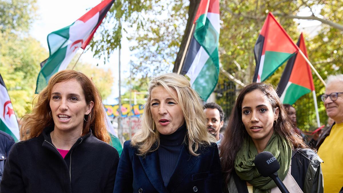 La ministra de Sanidad, Mónica García, la vicepresidenta segunda, Yolanda Díaz, y la diputada Tesh Sidi en una foto de archivo durante una marcha pro saharaui.