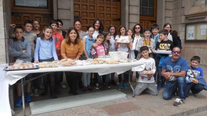 Alumnos de Cangas venden pinchos para recaudar fondos para un viaje