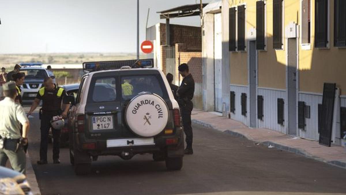 Un coche de la Guardia Civil en una calle de Fuensalida. (EFE/Ismael Herrero)