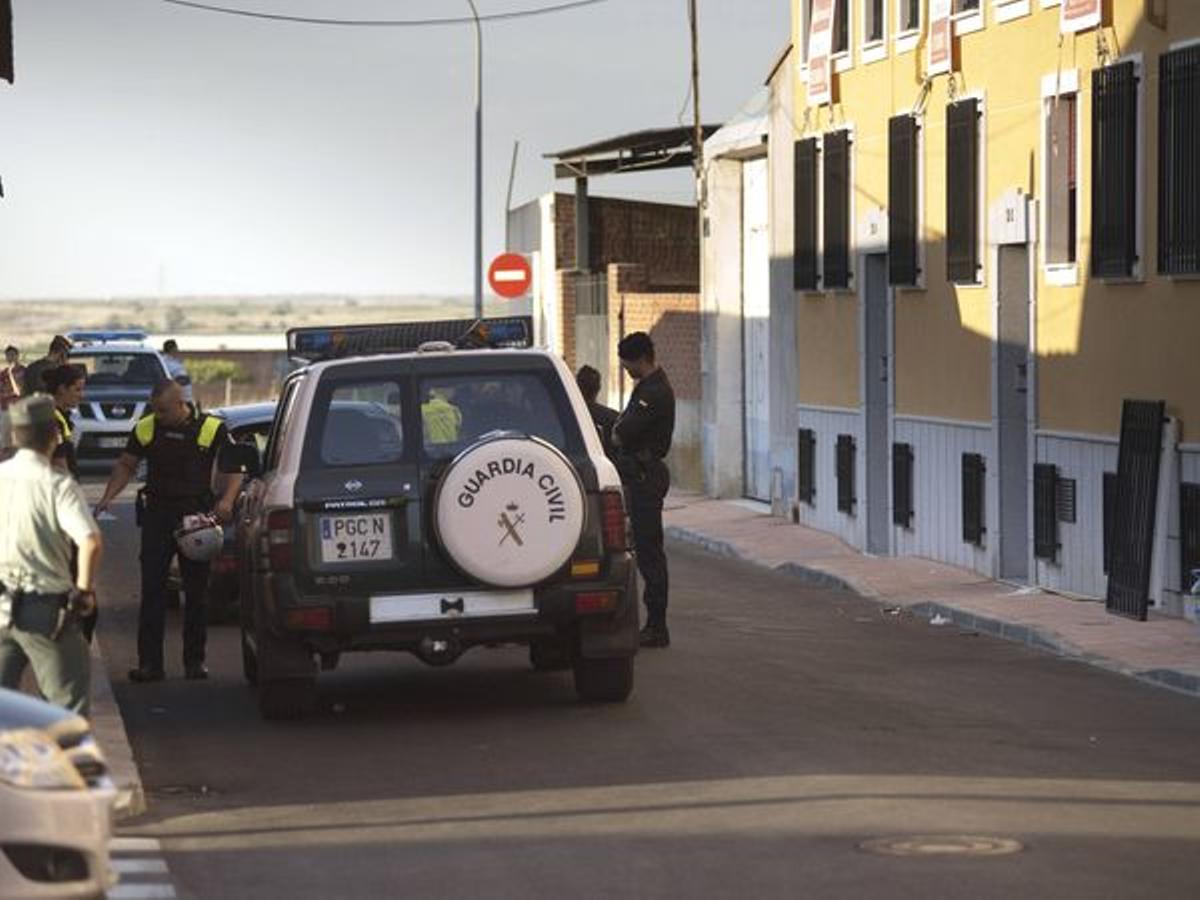 Un coche de la Guardia Civil en una calle de Fuensalida. (EFE/Ismael Herrero)